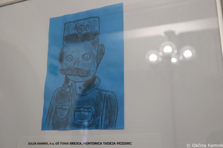 V prostorih občinske stavbe na ogled razstava literarnih in likovnih del na temo Častni občan Kamnika (56)